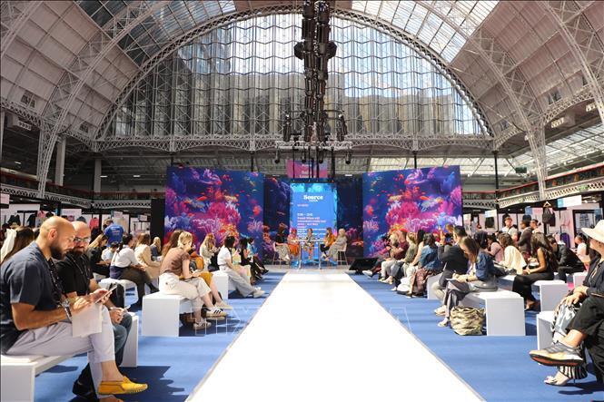 Tại Hội chợ Source Fashion London đã diễn ra buổi tọa đàm giữa các đơn vị bán lẻ, nhà thiết kế, chuyên gia về vật liệu với những người quan tâm đến xu hướng thời trang dệt may tại Anh và thế giới