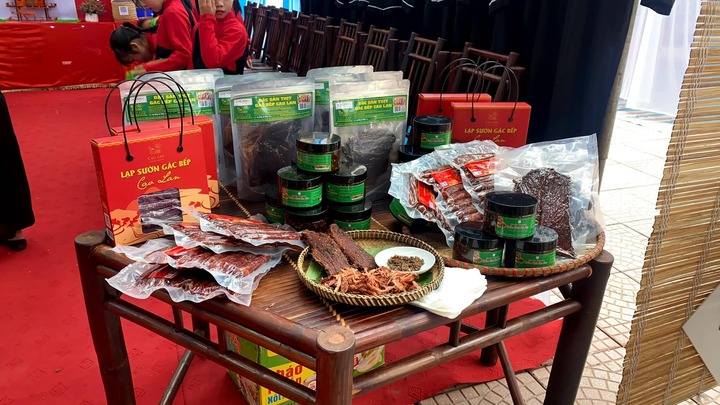 Thịt gác bếp là đặc sản của bà con đồng bào dân tộc Cao Lan (Ảnh: NVCC)