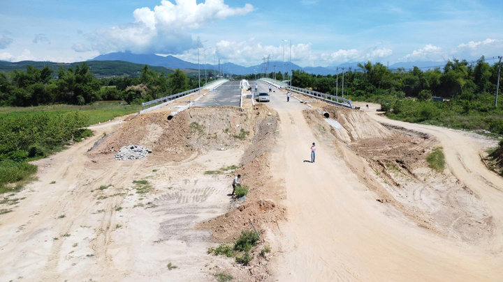 Cầu Quảng Đà đã hoàn thành nhưng chưa thể sử dụng do chưa có đường dẫn lên cầu phía phường Điện Bàn Bắc, thành phố Đà Nẵng (trước là xã Điện Tiến, thị xã Điện Bàn, tỉnh Quảng Nam). Ảnh: Vũ Lê