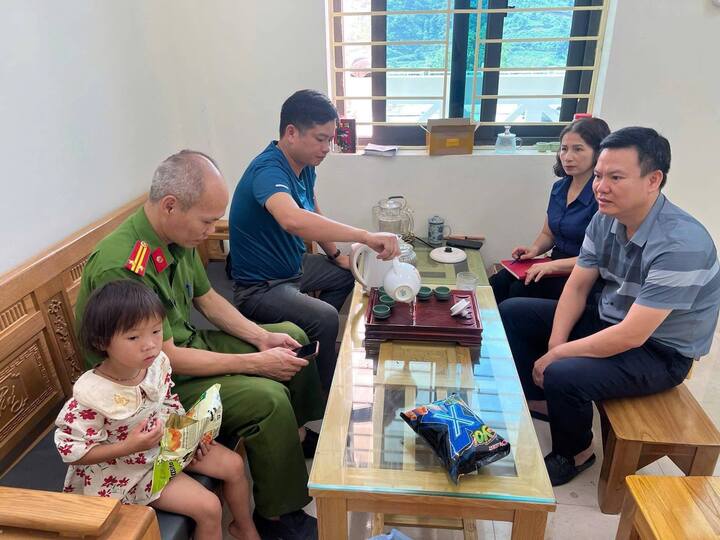 Công an xã Nậm Xé đưa cháu bé về trụ sở để xác minh thông tin. Ảnh: Công an Lào Cai