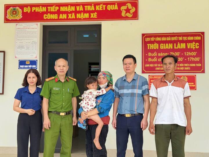 Công an xã Nậm Xé bàn giao cháu bé cho gia đình. Ảnh: Công an Lào Cai