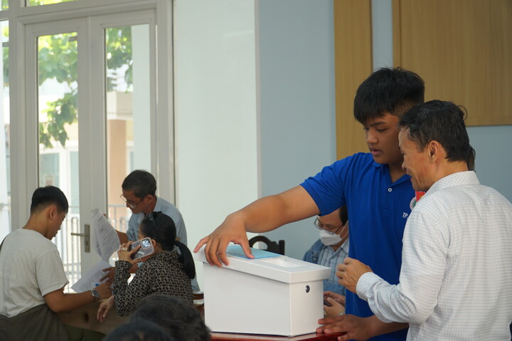 Người dân khi lấy số sẽ tùy theo lĩnh vực ngồi chờ đến lượt thực hiện thủ tục giấy hoặc điện tử. Ảnh: Vũ Lê