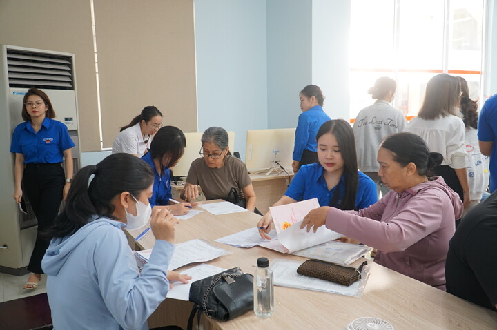 Cũng vừa thực hiện xong thủ tục giấy tờ ngay trong buổi sáng, bà Nguyễn Thị Mỹ Hạnh (phường Thanh Khê, mang kính, áo xám) cho biết, từ lúc vào thực hiện thủ tục đến khi hoàn thành chỉ chưa đến 1 giờ đồng hồ. “Tôi được hỗ trợ nhiệt tình lắm, người lớn tuổi như chúng tôi nếu không có sự trợ giúp thì khó hoàn thành được các giấy tờ. Riêng thủ tục của tôi phải chờ xác minh tại địa phương mất mấy ngày, nhưng đây là quy trình phải thực hiện và các cán bộ phường cũng thực hiện giấy hẹn cho chúng tôi rất cụ thể”, bà Hạnh nói. Ảnh: Vũ Lê