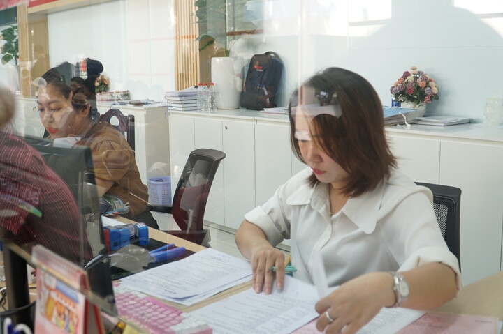 “Một khó khăn nhỏ trong quá trình vận hành đó là nhu cầu chứng thực của người dân rất lớn, chiếm khoảng 50% hồ sơ mỗi ngày, lãnh đạo phải trực tiếp ký nên phường luôn bố trí, sắp xếp lãnh đạo để đảm bảo hồ sơ, thủ tục của người dân được trả kết quả nhanh chóng”, ông Lê Văn Cương nói. Ảnh: Vũ Lê