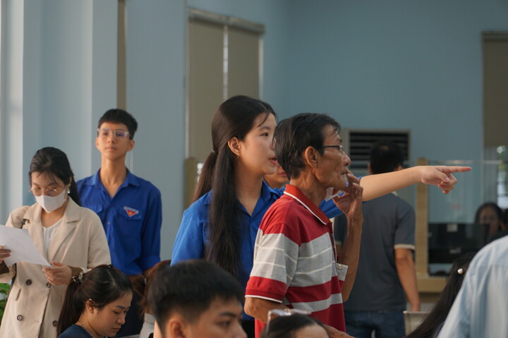 Không khí làm việc tại phường đông dân nhất thành phố Đà Nẵng luôn tất bật từ thứ 2 đến thứ 6 ở tất cả các khung giờ. Cao điểm nhất là ngày thứ 2 và thứ 6; giờ đông nhất khoảng 9h00 - 10h00 sáng và 15h00 - 16h00 mỗi ngày. Ảnh: Vũ Lê