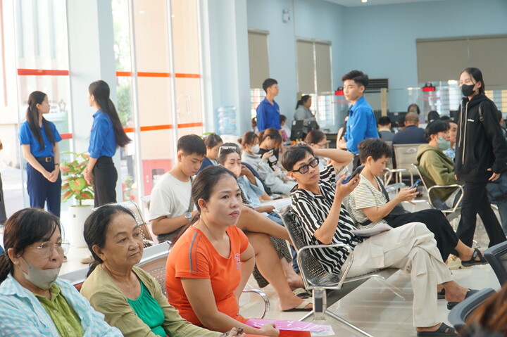 Ghi nhận tại Trung tâm dịch vụ hành chính công phường Thanh Khê trong sáng 10/7, lượng người dân đến làm thủ tục hành chính ra - vào liên tục và rất đông. Ảnh: Vũ Lê