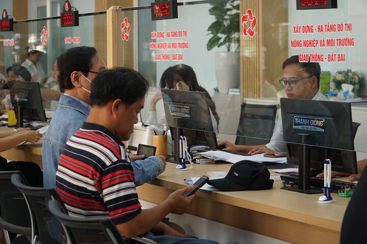 Theo lãnh đạo phường Thanh Khê, cán bộ, công chức làm việc ở Trung tâm đều có kinh nghiệm tại các phường trước hợp nhất, làm việc với tinh thần trách nhiệm cao, nhiệt tình, tận tâm. Ảnh: Vũ Lê