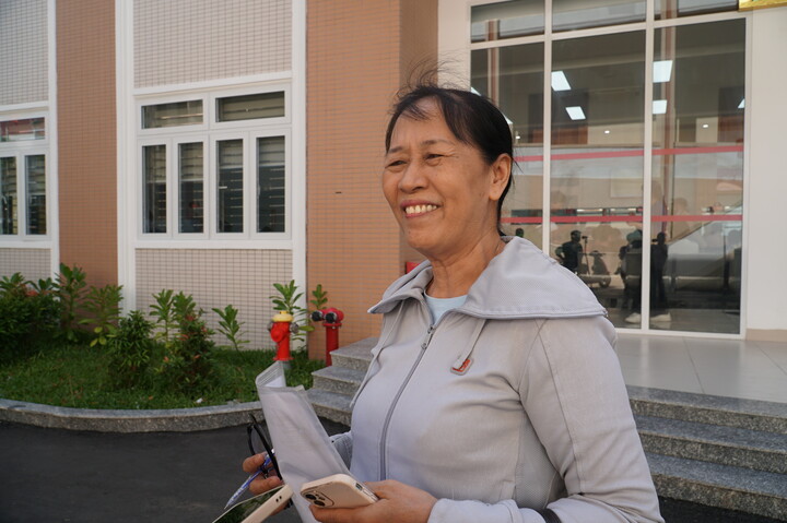 Vừa làm lại giấy khai sinh (đã thất lạc) cho con gái, bà Đặng Thị Hằng (hiện trú tại tổ 7, phường An Khê, trước đây trú tại phường Thanh Khê) vui vẻ cho biết, bà rất bất ngờ vì đến thực hiện các thủ tục hành chính nhanh chóng, có sự hỗ trợ rất nhiệt tình của các cán bộ phường và các đoàn viên thanh niên. “Thủ tục hành chính hiện nay phần nhiều là trực tuyến. Tôi đã lớn tuổi rồi, bây giờ giấy tờ, nếu không có các cán bộ phường và các cháu đoàn viên thanh niên hỗ trợ, chúng tôi không thể làm được. Thực hiện thủ tục hành chính ở đây bây giờ rất nhanh chóng, gọn, hiệu quả, tôi vui và thấy rất hài lòng”, bà Hằng chia sẻ. Ảnh: Vũ Lê