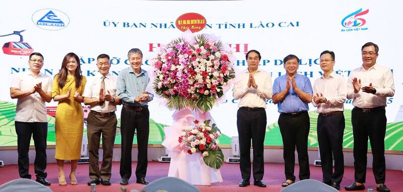 Lãnh đạo tỉnh Lào Cai gặp gỡ và chúc mừng các doanh nghiệp du lịch nhân dịp kỷ niệm 65 năm ngày thành lập ngành Du lịch Việt Nam. Ảnh: CTTĐTLC