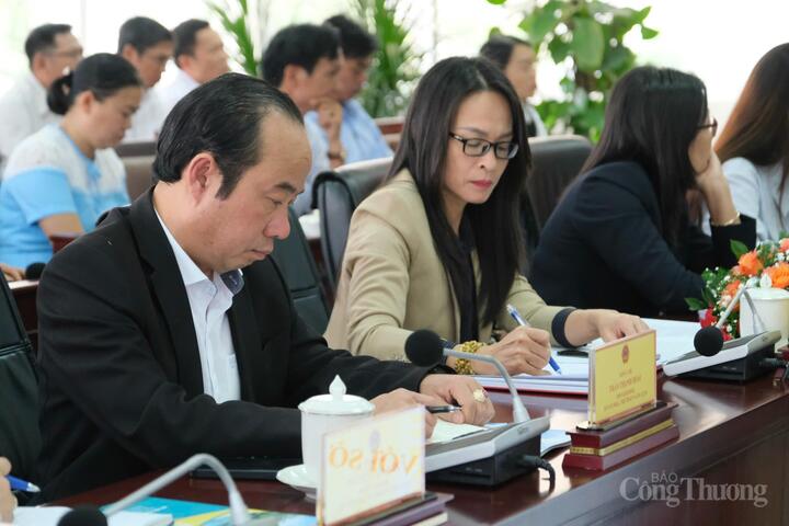 Các đại biểu tham dự buổi làm việc. Ảnh: Lê Sơn