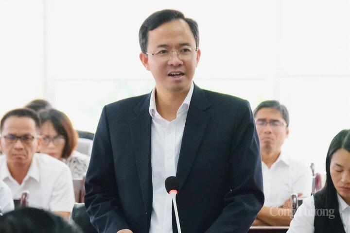 Ông Nguyễn Văn Lộc, Giám đốc Sở Văn hoá, Thể thao và Du lịch tỉnh báo cáo kết quả thực hiện nhiệm vụ 6 tháng đầu năm, phương hướng nhiệm vụ 6 tháng cuối năm. Ảnh: Lê Sơn
