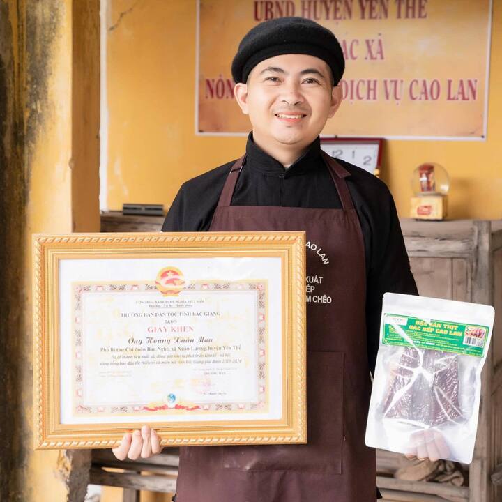 Anh Hoàng Xuân Mau và sản phẩm từ tâm huyết của mình (Ảnh: NVCC)