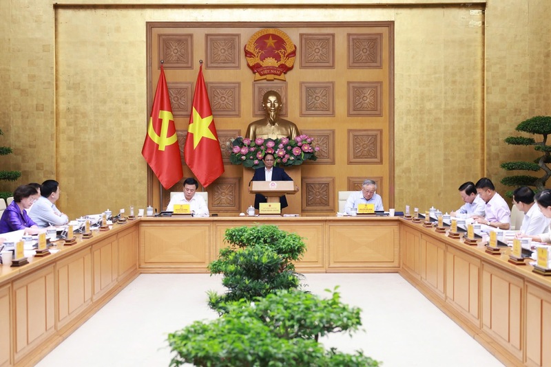 Thủ tướng đề nghị xây dựng và hoàn thiện dự thảo Báo cáo Kinh tế-xã hội và các tài liệu liên quan để trình cấp có thẩm quyền bảo đảm tiến độ, đạt chất lượng tốt nhất. Ảnh: VGP/Nhật Bắc