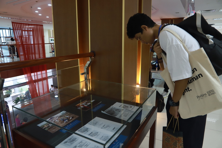 Trưng bày tài liệu thu hút sự quan tâm của người dân. Ảnh: Hoa Quỳnh