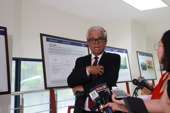 Nguyên Thứ trưởng Bộ Ngoại giao, nguyên Đại sứ Việt Nam tại Hoa Kỳ Phạm Quang Vinh chia sẻ với báo chí tại trưng bày tài liệu “30 năm quan hệ ngoại giao Việt Nam - Hoa Kỳ”. Ảnh: Hoa Quỳnh