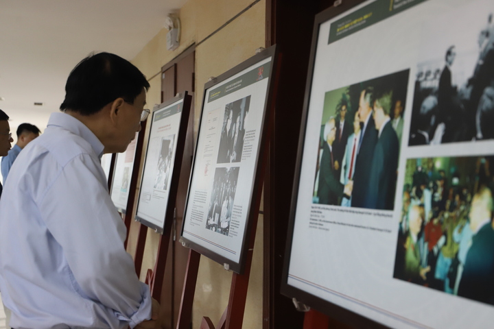 Các hình ảnh tại Trưng bày tài liệu “30 năm quan hệ ngoại giao Việt Nam - Hoa Kỳ”. Ảnh: Hoa Quỳnh