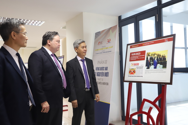 Thứ trưởng Bộ Nội vụ Cao Huy, Cục trưởng Cục Văn thư và Lưu trữ Nhà nước Đặng Thanh Tùng và Đại sứ Hoa Kỳ tại Việt Nam Marc Knapper tham quan trưng bày tài liệu “30 năm quan hệ ngoại giao Việt Nam - Hoa Kỳ”. Ảnh: Hoa Quỳnh