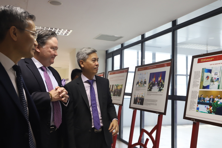 Trưng bày phản ánh những dấu mốc quan trọng, nỗ lực hợp tác trên các lĩnh vực giữa Việt Nam - Hoa Kỳ. Ảnh: Hoa Quỳnh