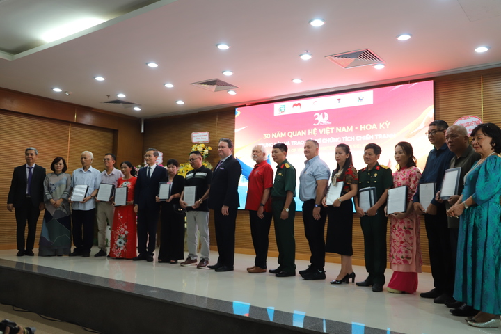 Trao trả hồ sơ chứng tích chiến tranh cho các gia đình liệt sĩ và các cựu chiến binh. Ảnh: Hoa Quỳnh