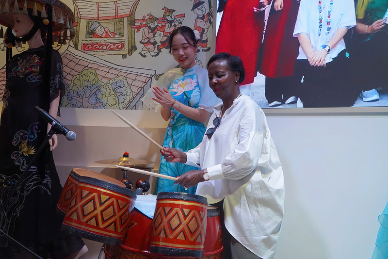 Bà Louise Mushikiwabo đánh giá cao sáng kiến của Nhà triển lãm Việt Nam về video âm nhạc với sự tham gia của các quốc gia thành viên thuộc OIF có Nhà triển lãm tại EXPO 2025. Ảnh: Cục Hợp tác quốc tế