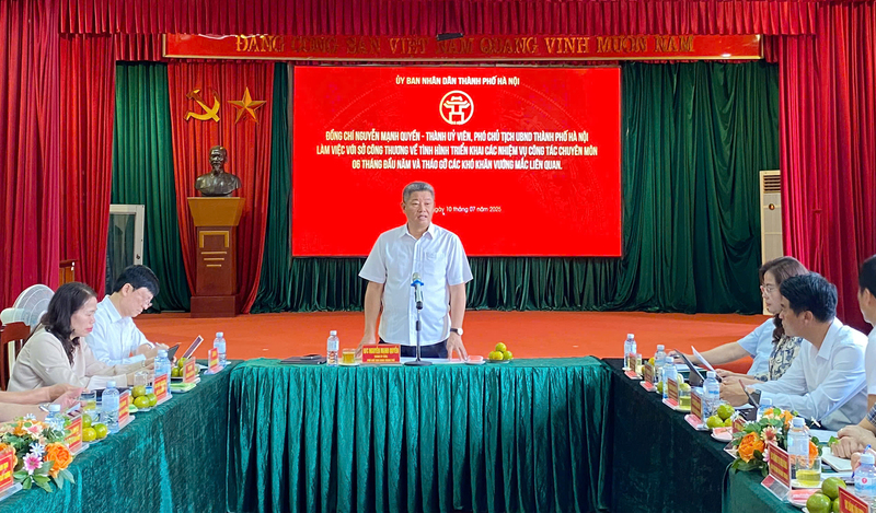 Phó Chủ tịch UBND thành phố Hà Nội Nguyễn Mạnh Quyền làm việc với Sở Công Thương Hà Nội chiều 10/7.