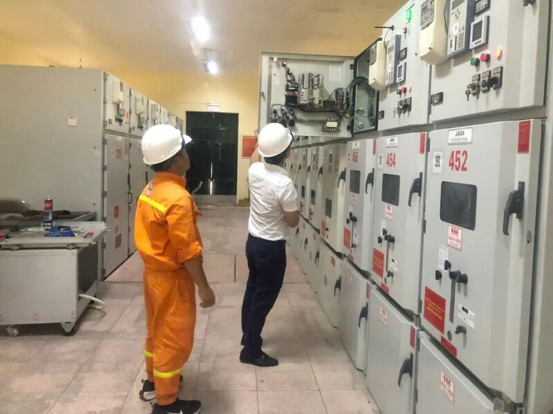 Ông Vũ Sơn Hà (áo trắng) - Phó đội trưởng Truyền tải điện Hà Nội trực tiếp kiểm tra, chỉ đạo xử lý sự cố tại TBA 220kV Mai Động. Ảnh: Mạnh Hùng