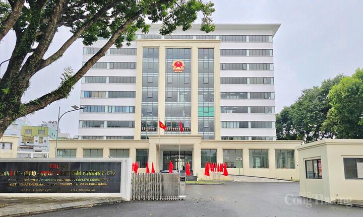 Trung tâm phục vụ hành chính công phường Pleiku. Ảnh: Hiền Mai
