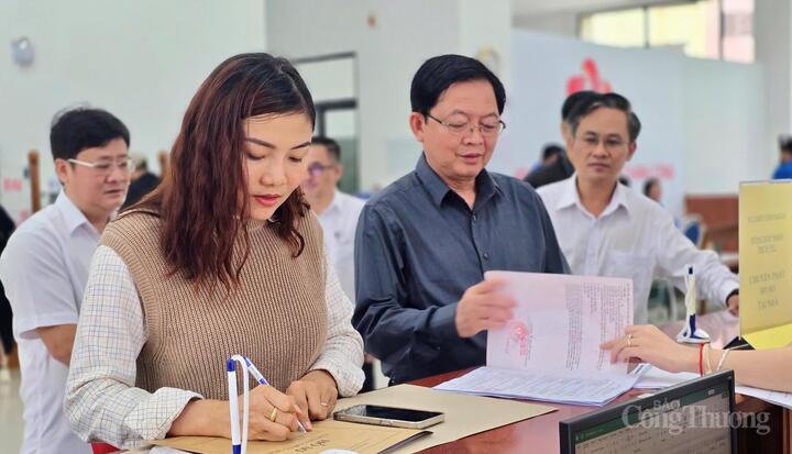 Bí thư Tỉnh ủy thăm hỏi trực tiếp người dân đến giải quyết thủ tục hành chính. Ảnh: Hiền Mai