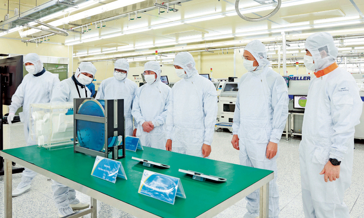 Dây chuyền sản xuất chất bán dẫn tại Công ty trách nhiệm hữu hạn Hana Micron Vina tại Việt Nam tại Khu công nghiệp Vân Trung. Ảnh: Dương Thùy