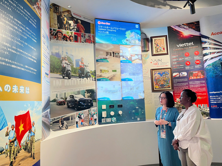 Tổng Thư ký Tổ chức Quốc tế Pháp ngữ thăm Nhà triển lãm Việt Nam tại EXPO 2025. Ảnh: Cục Hợp tác quốc tế