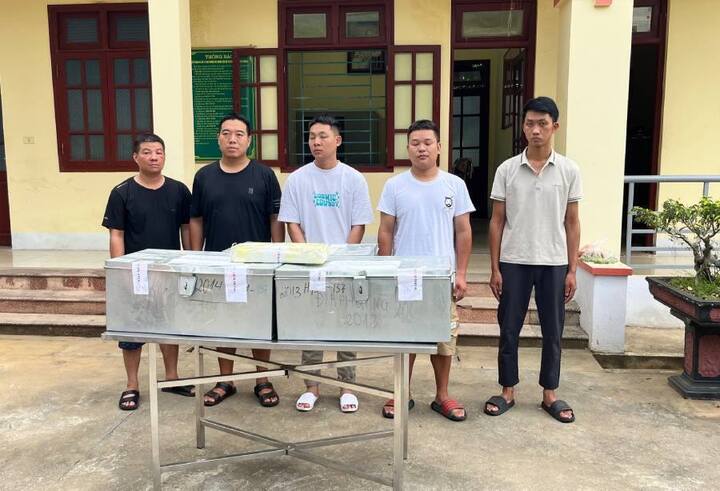 Các đối tượng liên quan đường dây vận chuyển bạc qua biên giới cùng tang vật có trị giá gần 7 tỷ đồng. Ảnh: CTTĐTLC