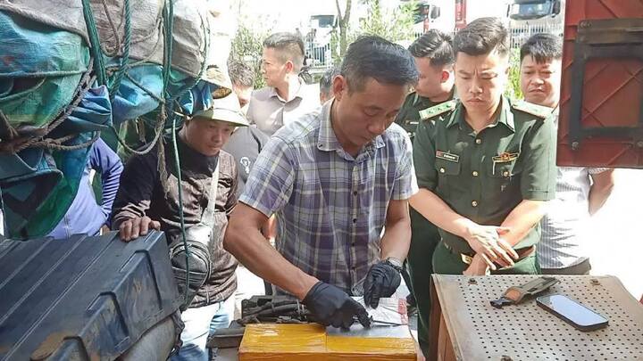 BĐBP khám xét xe chở bạc qua biên giới. Ảnh: CTTĐTLC