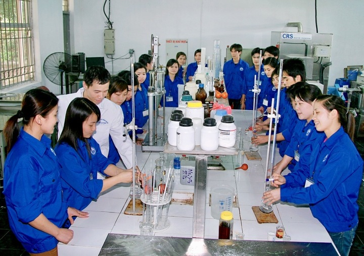Giờ thực hành nghề công nghệ sản xuất bột giấy và giấy tại Trường Cao đẳng Công Thương. Ảnh: CTV