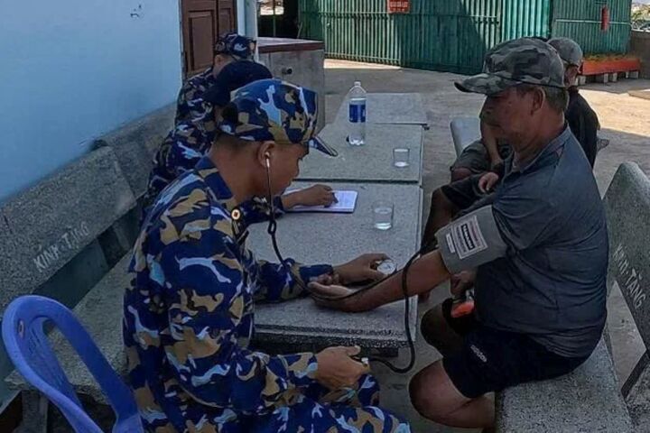 Lực lượng quân y đảo kiểm tra sức khỏe ngư dân. Ảnh: Ngọc Ánh