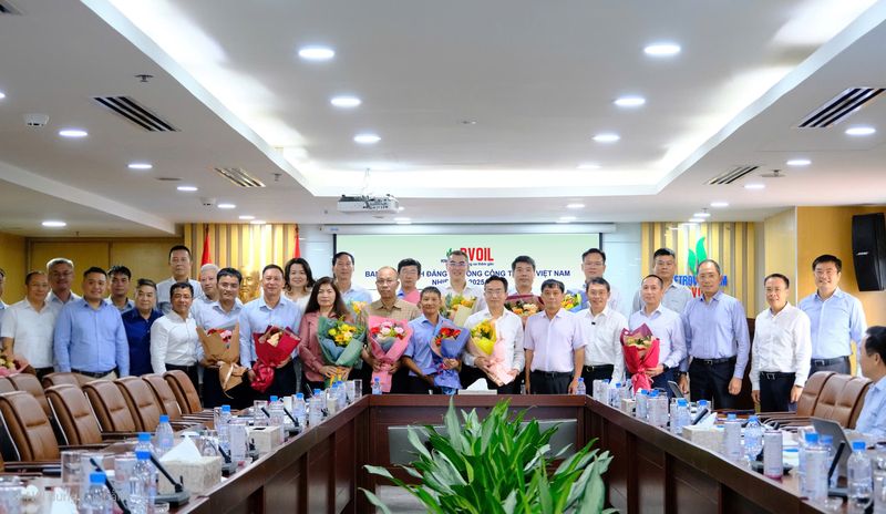 Lãnh đạo Tổng công ty tuyên dương các đơn vị đạt thành tích cao trong thực hiện nhiệm vụ SXKD 6 tháng đầu năm 2025 (Ảnh: PVOIL)