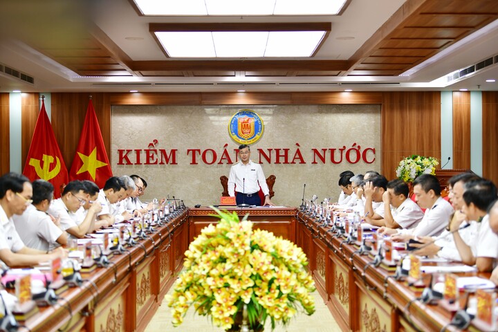 Tổng Kiểm toán nhà nước Ngô Văn Tuấn chủ trì Hội nghị giao ban sơ kết công tác 6 tháng đầu năm và triển khai nhiệm vụ 6 tháng cuối năm 2025. Ảnh: SAV