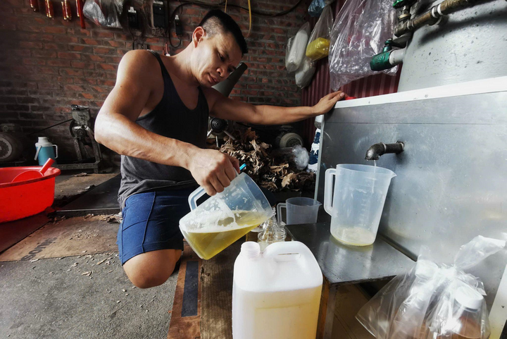 Những ngày gần đây, cơ sở ép dầu ăn của anh Kiều Trọng Hòa ở thôn 2 (xã Phúc Lộc, TP. Hà Nội) hoạt động hết công suất do người dân đến ép tăng đột biến.