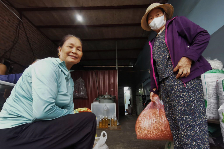 Bà Hòa và bà Tâm mang theo lạc từ nhà lên thuê ép tại cửa hàng của anh Hòa để có được những giọt dầu ăn sạch.