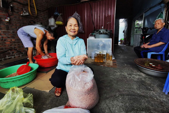 Bà Hòa chi hàng triệu đồng mua lạc và hạt vừng để ép dầu ăn.