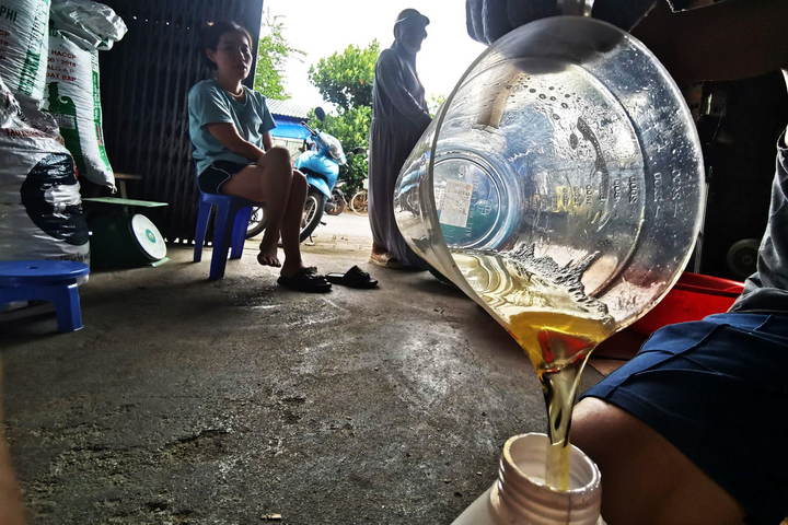 Nhiều khách đến ép dầu phải đợi cả tiếng đồng hồ hoặc cả buổi để sở hữu những giọt dầu tinh khiết phục vụ cho bữa ăn của gia đình.