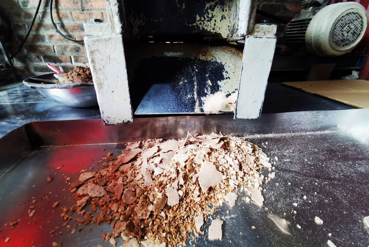 Bã của dầu ép được làm thức ăn cho gà hoặc lợn. Nếu khách không có nhu cầu lấy bã, anh Hòa sẽ không lấy tiền công ép dầu. Với mỗi kg bã, anh Hòa bán cho các cơ sở chăn nuôi với giá 6 nghìn đồng.