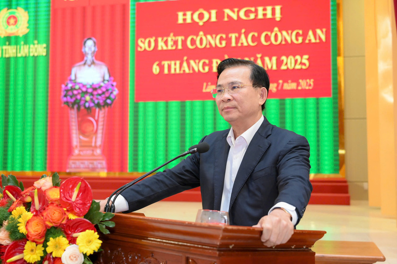 Đồng chí Hồ Văn Mười, Chủ tịch UBND tỉnh Lâm Đồng phát biểu tại Hội nghị
