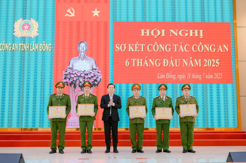 Đồng chí Hồ Văn Mười, Chủ tịch UBND tỉnh Lâm Đồng tặng bằng khen cho các tập thể, các nhân có thành tích xuất sắc trong công tác công an