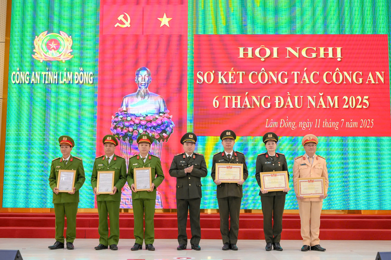 Thiếu tướng Trương Minh Đương, Giám đốc Công an tỉnh trao thưởng đột xuất của Bộ Công an cho các tập thể có thành tích xuất sắc trong công tác phòng, chống tội phạm và danh hiệu "Chiến sỹ thi đua toàn lực lượng Công an nhân dân" cho các cá nhân.
