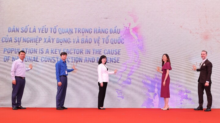 Bộ trưởng Bộ Y tế Đào Hồng Lan; bà Pauline Tamesis, Điều phối viên Thường trú Liên Hợp quốc tại Việt Nam; ông Matt Jackson, Trưởng đại diện Quỹ Dân số Liên hợp quốc tại Việt Nam; ông Nguyễn Minh Triết, Bí thư Trung ương Đoàn TNCS Hồ Chí Minh; ông Lê Thanh Dũng, Cục trưởng Cục Dân số cùng nhấn nút khởi động và lan tỏa các thông điệp hưởng ứng Ngày Dân số thế giới - Ảnh: Trần Minh