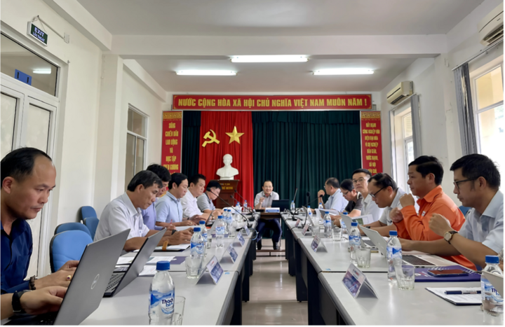 Buổi làm việc của Đoàn công tác EVNGENCO2 tại Khu nhà nghỉ ca trực vận hành, bảo dưỡng Nhà máy Thuỷ điện Sông Bung 2. Ảnh: Bình An