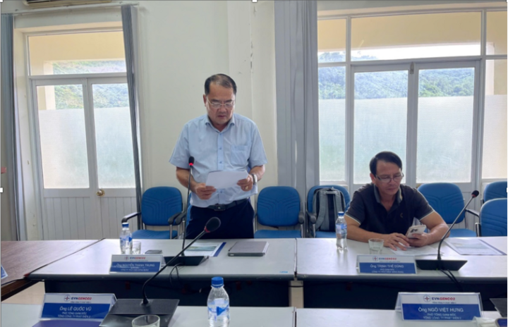 Ông Nguyễn Thành Trung, Giám đốc Công ty báo cáo kết quả SXKD 6 tháng đầu năm, kế hoạch 6 tháng cuối năm 2025 tại buổi làm việc. Ảnh: Bình An