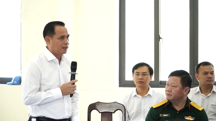 Tại buổi làm việc, Chủ tịch HĐTV Tổng Công ty Điện lực miền Trung (EVNCPC) Nguyễn Thanh đã thông tin tình hình cung cấp điện tại đặc khu Cồn Cỏ. Theo đó, ngành điện tiếp nhận lưới điện trên đảo Cồn Cỏ từ tháng 8/2017, từ đó đến nay, EVNCPC đã đầu tư gần 23 tỷ đồng xây dựng cơ sở hạ tầng, nguồn điện đã đầu tư các dự án xây dựng cơ sở hạ tầng, nguồn điện với tổng mức đầu tư gần 23 tỷ đồng. Doanh thu tiền điện năm 2024 là 1,459 tỷ đồng. Mỗi năm, Tổng công ty Điện lực miền Trung bù lỗ khoảng 7 tỷ để phục vụ cấp điện trên đảo Cồn Cỏ. Tuy nhiên, đơn vị vẫn tiếp tục đảm bảo cung cấp điện an toàn, liên tục, ổn định phục vụ phục vụ nhu cầu sinh hoạt, sản xuất kinh doanh và an ninh quốc phòng trên đảo. Ảnh: Bình An