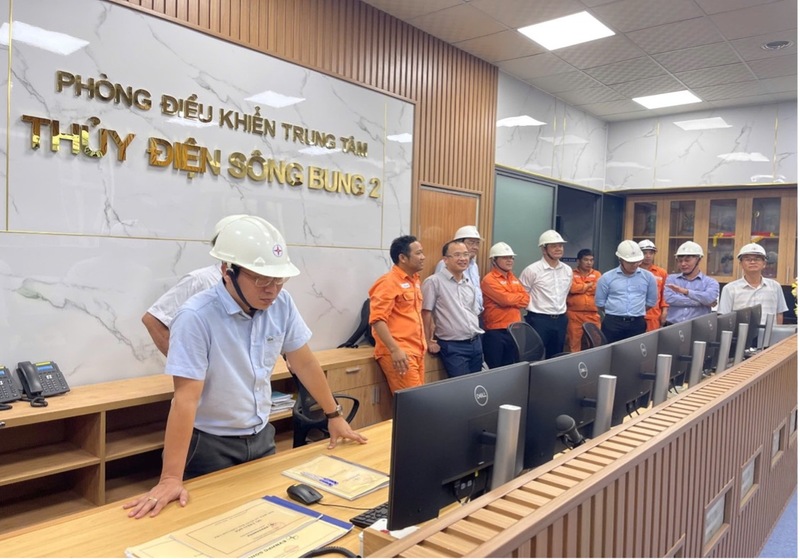 Đoàn công tác trao đổi với nhân viên trực vận hành Nhà máy Thủy điện Sông Bung 2. Ảnh: Bình An