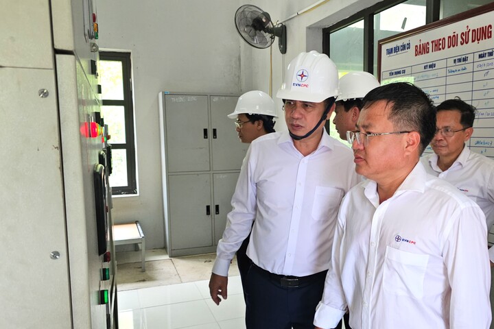Trước đó, Chủ tịch HĐTV EVNCPC Nguyễn Thanh và lãnh đạo PC Quảng Trị đã làm việc với Đội quản lý điện Cồn Cỏ và khảo sát nguồn, lưới điện trên đảo. Ảnh: Bình An